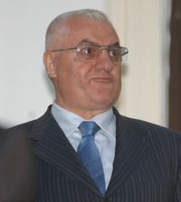 „3,1 mil. de €, investiție, nu mită”    MOTIVARE:  Judecătoarea care l-a achitat pe   Dumitru Dragomir  în „Dosarul RCS & RDS” l-a „mitraliat” pe procuror