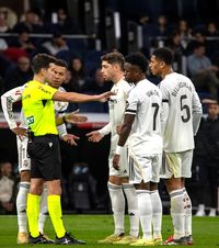 „Dă-ne afară pe toți!” / „Idiot nenorocit”    Jucătorii lui Real Madrid au sărit la arbitri:  „Uită-te unde ești, trebuie să arăți respect!”