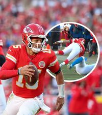 Accidentare cruntă    FOTO:  Până și adversarul s-a pus în genunchi când a văzut ce a pățit   starul echipei.  Colegii au început să se roage