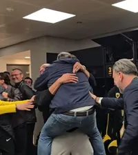 Prima lui Marin a crescut într-o clipă!    FOTO.    Ce a făcut patronul lui AEK Atena  în vestiar după victoria în fața Craiovei