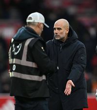 Guardiola recidivează    FOTO:  Antrenorul lui Manchester City,   moment tensionat  după victorie » L-a privit cu dispreț