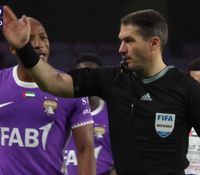 Meci încins pentru Istvan Kovacs  Arbitrul român a stârnit controverse în    Emirate,   după ce a anulat un gol și a dat un roșu + alte șase „galbene” în prelungiri