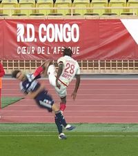 Intrare horror în Ligue 1     FOTO:   Tagliafico, pus la pământ de un   fault brutal  al lui Mamadou Coulibaly, în Monaco - Lyon