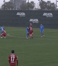 Craiova a ascuns bătaia    FOTO.  Nsimba   a sărit la gâtul unui adversar , iar camera de filmat s-a mutat imediat pe altcineva