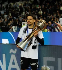 Tony Strata, primul trofeu    FOTO:  Echipa fotbalistului român a câștigat   Cupa Ligii Portugaliei  » Final tensionat de meci