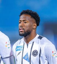 Moment incredibil în Arabia Saudită    FOTO:  Un jucător de la Al Shabab riscă o   suspendare uriașă,  după ce a scuipat spre arbitru. Cât ar putea lipsi