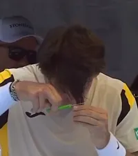 Moment aparte la Auckland  Un jucător   s-a tuns  de unul singur în timpul meciului