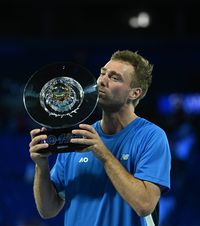 Punctul de un milion de dolari    VIDEO.  Un   jucător de tenis  amator a câștigat marele premiu al unui turneu inedit. Ce va face cu banii