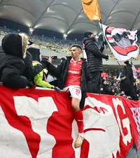 Dinamo urcă pe 2, Cîrjan în peluză    VIDEO.  Imagini spectaculoase cu căpitanul „câinilor” »   A cântat  alături de suporteri