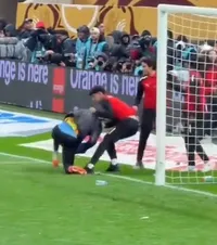 Scene șocante la finala Cupei Africii     FOTO.  Portarul Senegalului, doborât de marocani în timpul meciului! Motivul e halucinant:   au încercat să-i fure prosopul