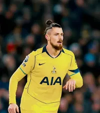 Drăgușin e în impas  Fundașul lui Tottenham i-a cerut sfatul lui   Edi Iordănescu:  „I-am spus asta. Va face alegerile corecte”