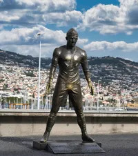 „E ultimul avertisment al lui Dumnezeu”  Un tânăr s-a filmat dând foc statuii lui   Cristiano Ronaldo.  Apoi a postat imaginile