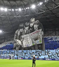 Beatles au ripostat        FOTO.  Scenografia afișată de   fanii lui Marseille  la meciul cu Liverpool s-a întors împotriva acestora