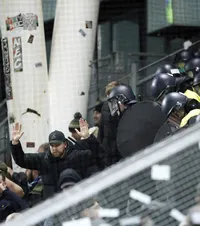 Haos în Europa League  Forțele de ordine   au intervenit de urgență , iar startul jocului a fost întârziat cu aproximativ o oră!