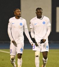 Interzis pe tricouri, nu și pe panouri!  Cum a fost posibil ca   FCSB să joace fără sponsor  la Zagreb, dar acesta să ruleze pe ledurile din jurul gazonului