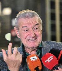 Becali: „Echipa a fost praf!”  Patronul de la   FCSB  a dezvăluit ce i-a spus lui Mihai Stoica la scorul de 2-0 pentru Dinamo Zagreb