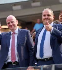 3 milioane $ pentru 5 ore pe săptămână!  Unul dintre cei mai importanți   președinți din fotbalul mondial  e implicat într-un scandal uriaș