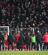 Tensiuni în Belgia    VIDEO.  Fanii fostei echipe antrenate de   Mircea Rednic  au intrat cu forța în vestiarul favoriților