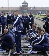„Se simțea mirosul de cadavre arse”    Terenul de fotbal de la Auschwitz,  în drum spre camera de gazare. Poveștile teribile ale războiului