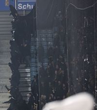 Polițiști răniți în derby    FOTO.  Scene șocante în Germania. Fanii   au aruncat cu pietre  și capace de canalizare