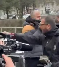 Un fan PAOK a lovit o cameră de filmat    Scene tensionate  în fața spitalului în care se află victimele accidentului în care au murit 7 oameni