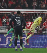 Calificare fabuloasă     FOTO.  Benfica a prins play-off-ul Ligii Campionilor după un   gol marcat de portar  la ultima fază » Real a ratat incredibil „optimile”