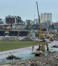 Mobilizare peste așteptări    FOTO:  Au intrat buldozerele în   peluzele Nord și Sud de pe stadionul Dinamo.  Tribuna II e deja istorie