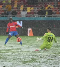 „Nu se poate așa!”    FOTO.  Atacantul de la FCSB,   criticat   după ratarea uriașă din meciul cu Csikszereda: „Nu înțeleg”