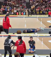 Imagini inedite     VIDEO + FOTO.   Cum și-a cerut scuze un sportiv japonez după ce   a lovit cu mingea o femeie