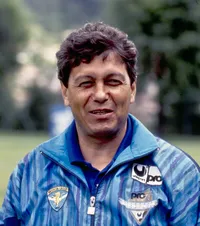 Lucescu, evadare din spital  Internat în 1992, după un preinfarct,   „Il Luce” s-a ascuns în tribune  și a condus Brescia printr-o stație de emisie-recepție