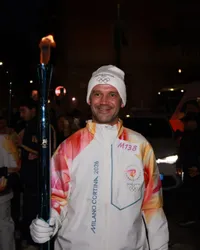 Imagini pentru istorie!    VIDEO  Cristi Chivu a preluat    torța olimpică:  ce i s-a strigat din public