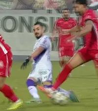 Putea să-i rupă piciorul!    FOTO.  Eliminat după ce   și-a călcat adversarul pe gleznă  » Colțescu, salvat de VAR: lăsase jocul să continue!