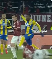 „Ce e, mă, asta?!”  Comentatorilor nu le-a venit să creadă   cum a judecat arbitrul faza din Rapid - Petrolul:  „Decizie de-o bizarerie uluitoare!”
