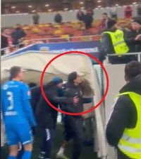 Scene incredibile după Dinamo - Craiova    FOTO.  Istvan Kovacs, lovit cu un obiect din tribună,   Ștefan Baiaram  s-a scuipat cu un fan dinamovist: „Ai voie să faci orice la stadion?!”
