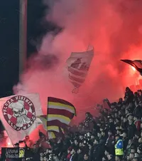 Fanii achită amenda primită de CFR    FOTO.  Anunțul făcut de ultrași:   „Mureșan se chinuie să obțină bani”  » Suporterii U Cluj au devastat peluza