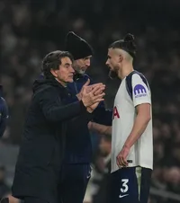 Pe cine așteaptă Drăgușin  Tottenham caută un nou antrenor după demiterea lui Frank »   Ce vor fanii. Cine e favorit