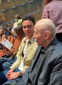 David Popovici, întâlnire specială  Multiplul campion a fost filmat la un eveniment public,   alături de una dintre marile personalități ale României