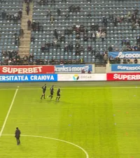 Barbu, luat la țintă    VIDEO.  Presiuni pe „Ion Oblemenco” înainte de U Craiova - FCSB. Cârțu a prezis arbitrul,   iar suporterii au reacționat!  Ce s-a întâmplat