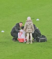 Îngrijorare la Dinamo    VIDEO:  Georgi Milanov nu s-a putut ridica de pe gazon.   A avut nevoie de ajutor pentru a ajunge la vestiar