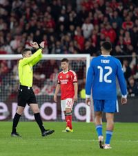 Explicația gestului arbitrului    FOTO.  Ce reprezintă   semnul cu mâinile  făcut de „central” după incidentul rasist de la Benfica - Real Madrid