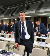 „El a jucat cu mine, nu eu cu el”    Luis Figo, despre Cristiano Ronaldo  + comparația cu Messi: „E ca și cum ai compara caviarul cu trufele”