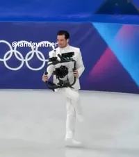 A devenit celebru la Jocurile Olimpice     FOTO+VIDEO.  Modul inedit în care un   cameraman  imortalizează momentele de la patinaj artistic