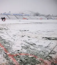 Condiții inumane de joc     FOTO.  Trei meciuri din Liga 2 se dispută pe terenuri complet    acoperite de zăpadă