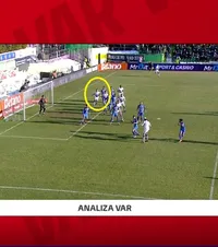 „Hoții! Banii lui Becali”    FOTO.  Istvan Kovacs   a fost huiduit 4 minute,  înainte de a valida golul care a decis meciul FC Argeș - Farul