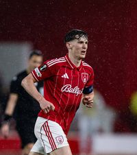 Accidentare înfiorătoare    FOTO.   Căpitanul lui Nottingham Forest   și-a dislocat degetul  în meciul cu Fenerbahce. Televiziunea a decis să nu difuzeze reluarea!