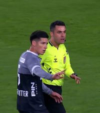 A refuzat să iasă de pe teren!     VIDEO + FOTO.  Fostul jucător al lui Atletico Madrid, protagonistul unui   moment cum rar se vede în fotbal