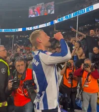 „Dimineața, cafea, după-amiază, rom...”     VIDEO:    Orri Oskarsson  a mers în fața fanilor lui Real Sociedad. Ce a urmat a fost un real spectacol