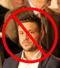 Angajat în stare de suspendare  Fost internațional,   interzis în fotbal până în 2027,  numit antrenor în Liga 3