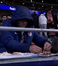 Imaginile care au cucerit internetul    FOTO.  Fanul lui Atletico, surprins   făcând sandvișuri în tribună  în timp ce echipa sa umilea Tottenham!