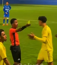 Cristiano jr, supărat pe antrenor    FOTO:     Conflict  pe teren în momentul schimbării. Cât va fi suspendat